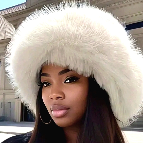 Fabulous Faux Fur Big Fluffy Watm Wide Brim Hat Winter White  NWT - Picture 1 of 1